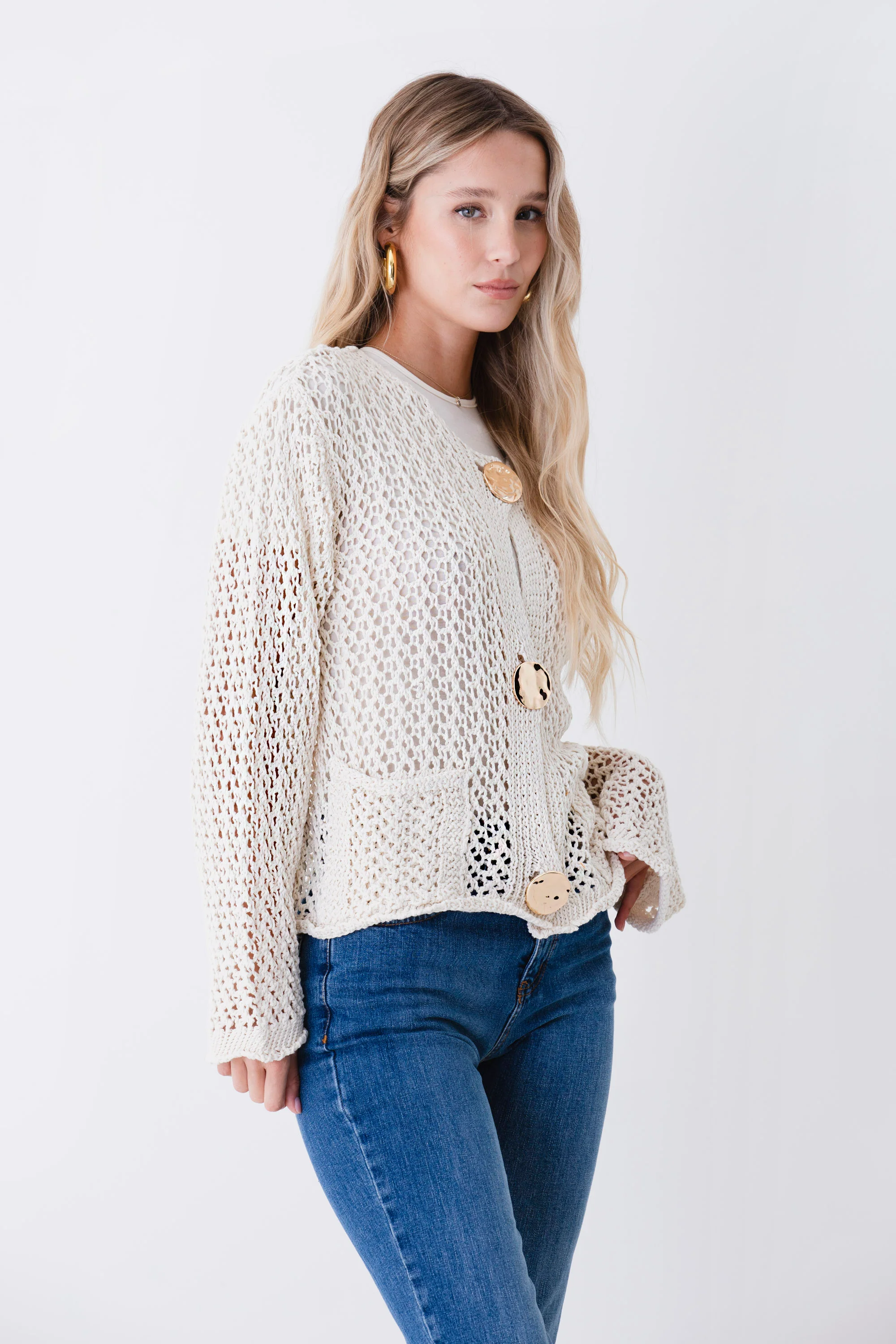 Giacca in maglia crochet con bottoni scultura oro - PE26