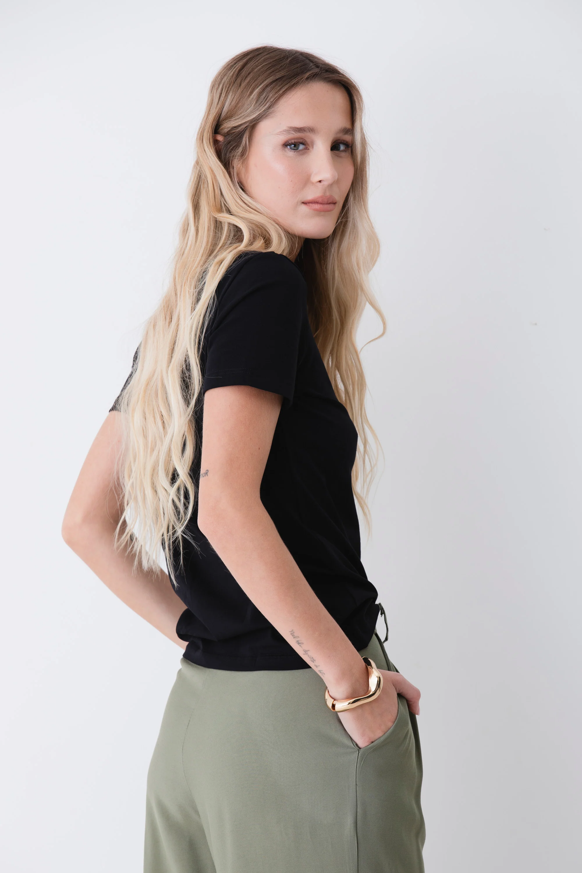 T-shirt in cotone con collana gioiello removibile - PE26 - Image 5